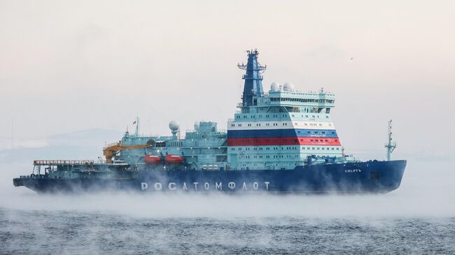Атомный ледокол проекта 22220 Сибирь в Кольском заливе во время движения к порту приписки в Мурманск