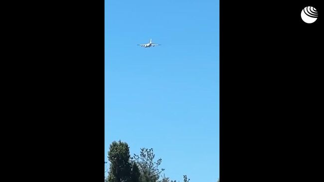 Самолет пролетел по закрытому небу над Киевом