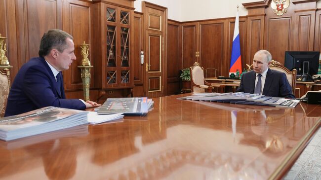 Президент РФ Владимир Путин и губернатор Белгородской области Вячеслав Гладков во время встречи
