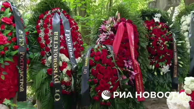 Венки от Минтранса, Минпромторга и Минстроя на могиле Романа Старовойта