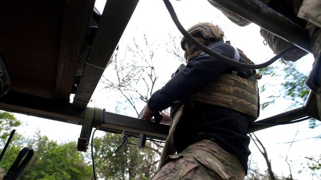 Операторы расчета FPV-дронов добираются на позиции на внедорожнике багги