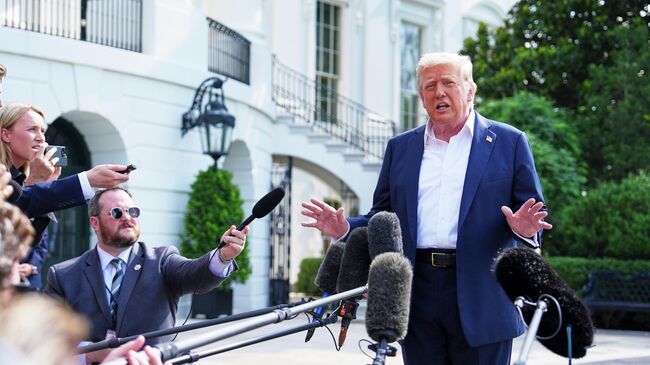 Президент США Дональд Трамп отвечает на вопросы журналистов у Белого дома в Вашингтоне