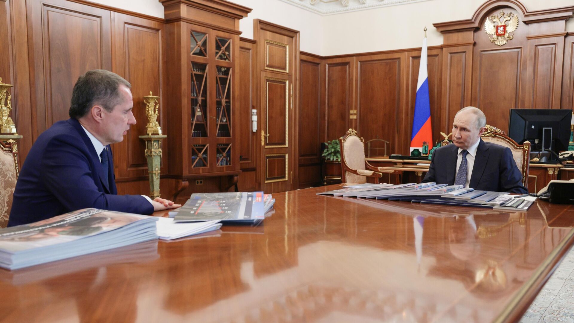 Путин на встрече с главой Белгородской области Вячеславом Гладковым Путин на встрече с главой Белгородской области Вячеславом Гладковым - РИА Новости, 1920, 11.07.2025