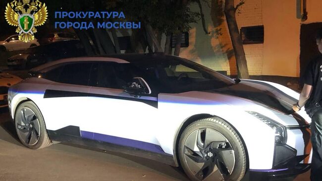 Автомобиль, сбивший людей на Бережковской набережной в Москве