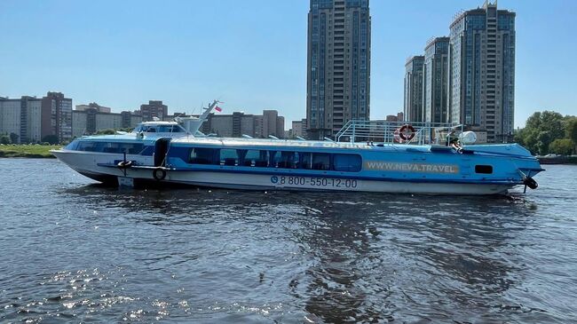 Метеор Восход-67потерял ход из-за технической неисправности в акватории Невы в Санкт-Петербурге 