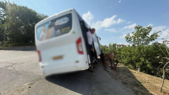 Автобус влетел в дорожное ограждение на мосту в Симферополе