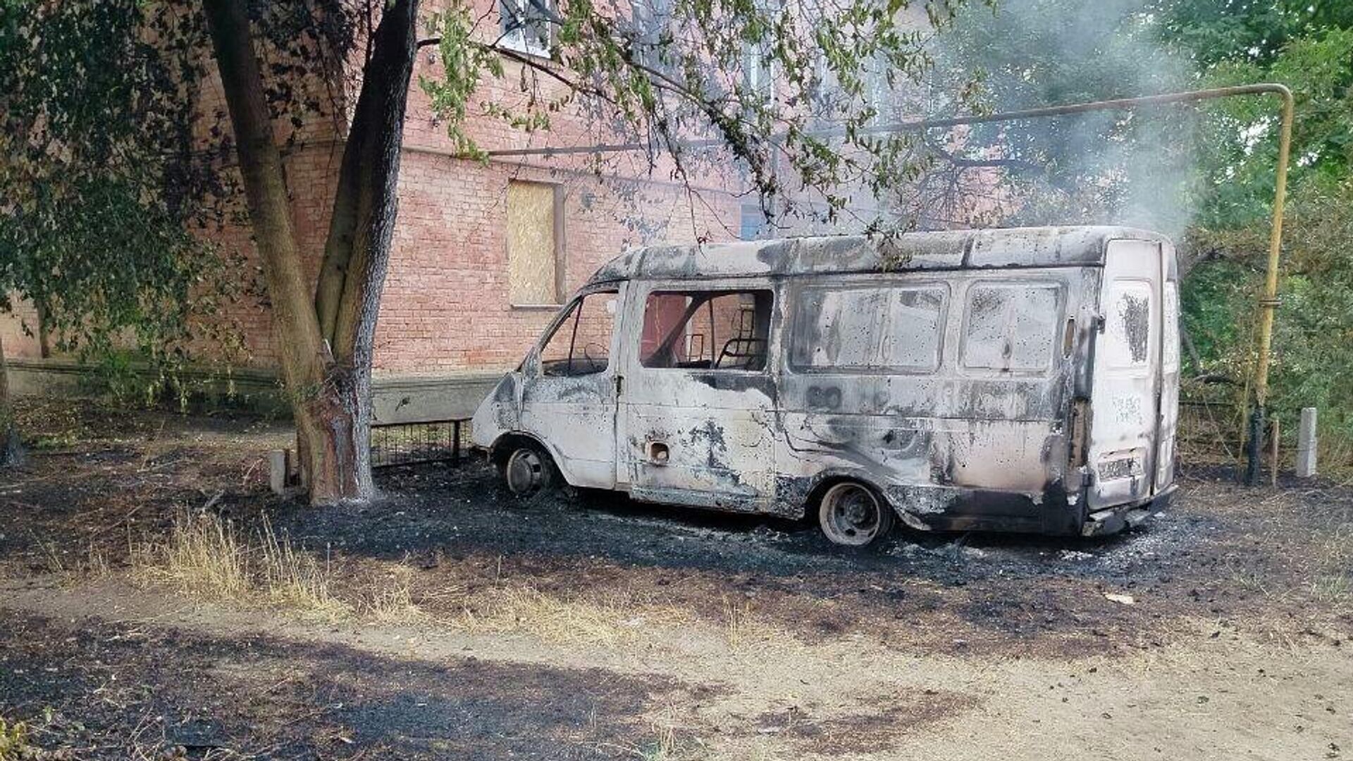 Микроавтобус в Новой Каховке, поврежденный в результате атаки ВСУ Микроавтобус в Новой Каховке, поврежденный в результате атаки ВСУ - РИА Новости, 1920, 12.07.2025