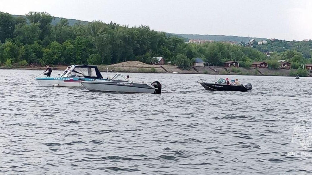 Спасателями поисково-спасательной службы Самарской области на месте опрокидывания маломерного судна на Волге под Самарой - РИА Новости, 1920, 12.07.2025