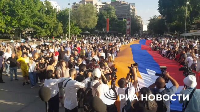 Армянские переселенцы из Нагорного Карабаха на митинге в центре Еревана