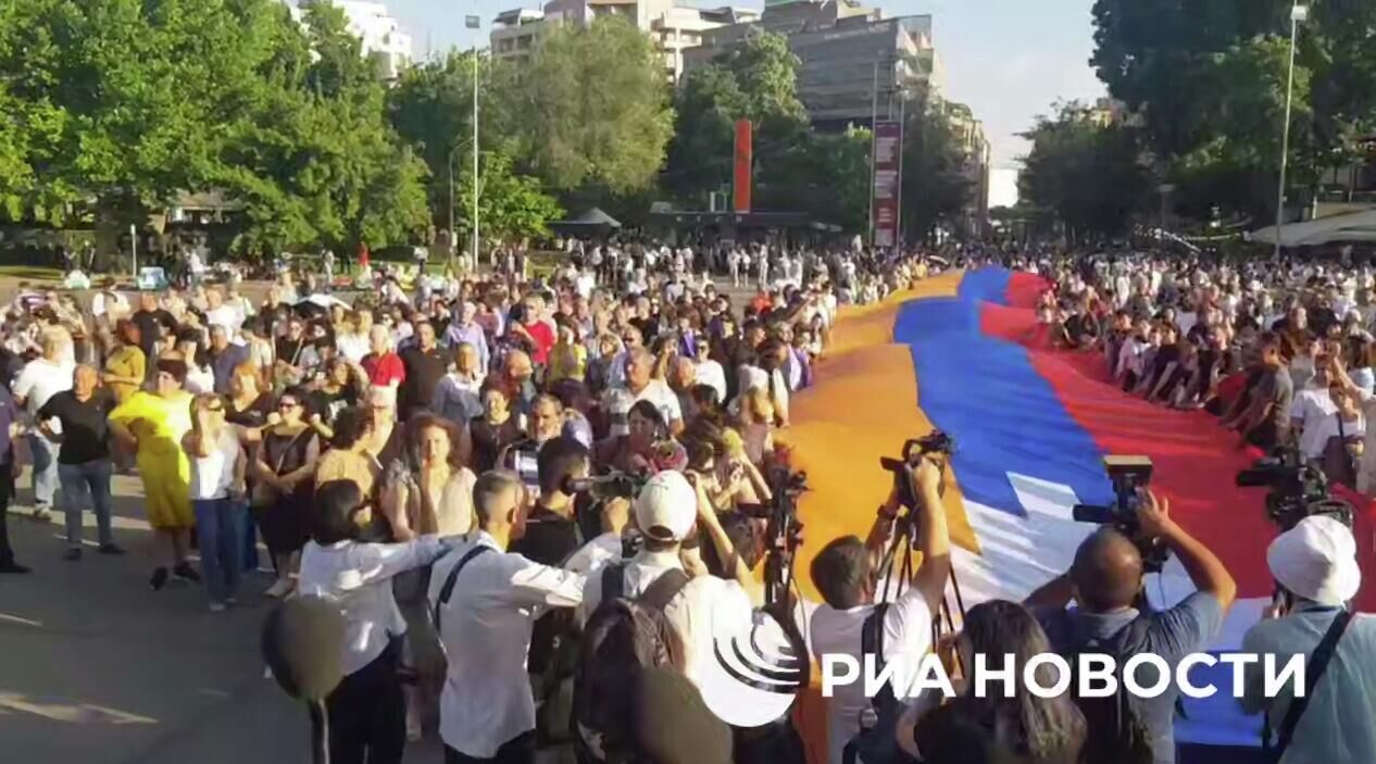 Армянские переселенцы из Нагорного Карабаха собрались на митинг в центре Еревана. Кадр видео - РИА Новости, 1920, 14.07.2025