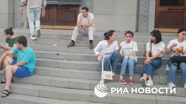 Сидячая демонстрация армянских переселенцев из Карабаха в центре Еревана Сидячая демонстрация армянских переселенцев из Карабаха в центре Еревана