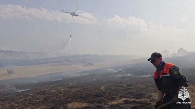 Авиация МЧС России привлечена к ликвидации ландшафтного пожара в Крыму. Кадр видео