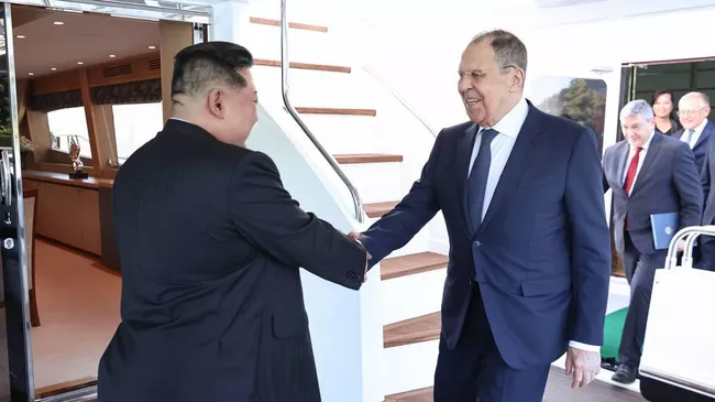 Председатель государственных дел Корейской Народно-Демократической Республики Ким Чен Ын и министр иностранных дел РФ Сергей Лавров на встрече в Вонсане