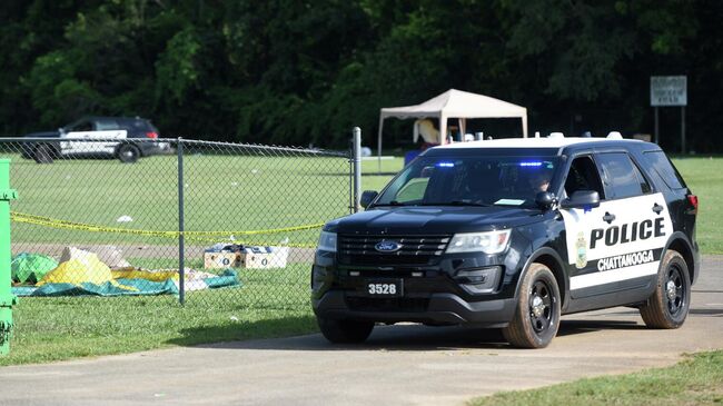 Патрульная машина полиции на месте стрельбы в городе Чаттануга американского штата Теннесси
