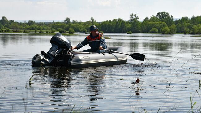 Сотрудник спасательной службы МЧС РФ Сотрудник спасательной службы МЧС РФ