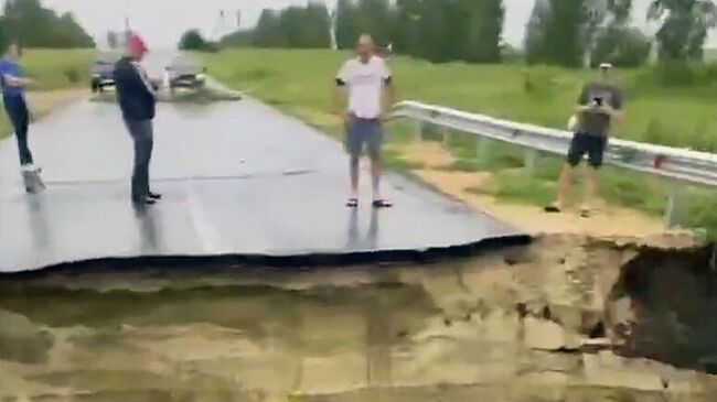 На месте обрушения моста в селе Куроедово Ульяновской области. Кадр видео из соцсетей