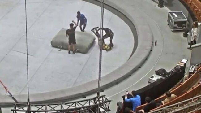 Момент падения акробата из Эфиопии в манеже Большого Московского цирка. Кадр видео с камеры наблюдения Момент падения акробата из Эфиопии в манеже Большого Московского цирка. Кадр видео с камеры наблюдения