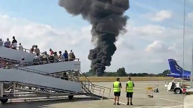 Дым на месте крушения самолета в аэропорту на юго-востоке Англии. Кадр видео из соцсетей