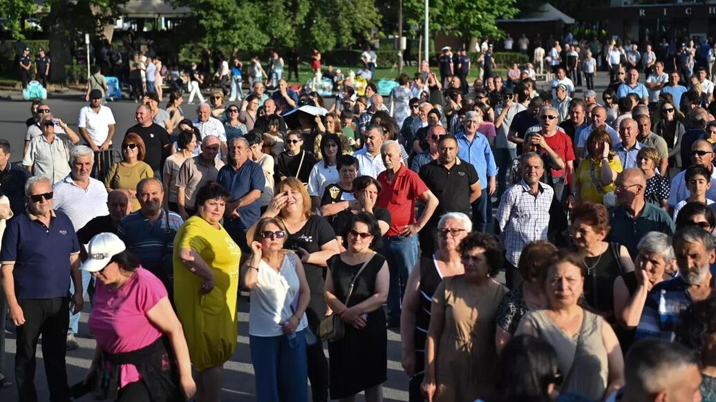 Переселенцы из Карабаха собрались в центре Еревана на акцию протеста