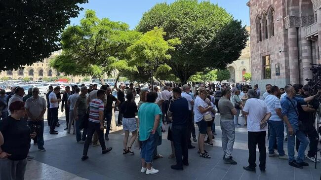 Карабахцы проводят акцию перед зданием правительства Армении. 14 июля 2025 Карабахцы проводят акцию перед зданием правительства Армении. 14 июля 2025