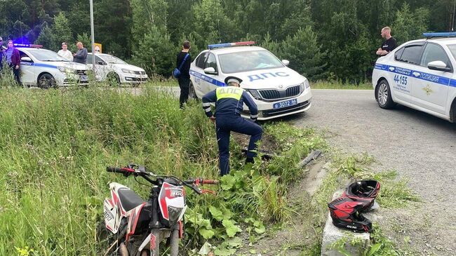 Место происшествия, где пятнадцатилетний подросток без прав на питбайке столкнулся с патрульным автомобилем и съехал в кювет в Свердловской области