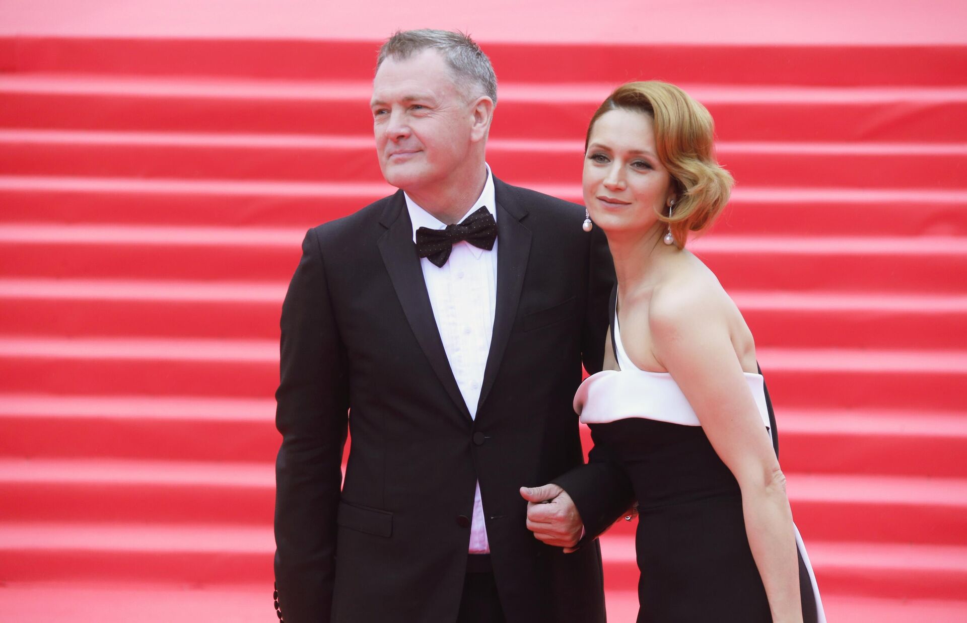 Режиссер Юрий Мороз и актриса Виктория Исакова на церемонии открытия 37-го Московского международного кинофестиваля в столичном кинотеатре Россия - РИА Новости, 1920, 28.10.2025