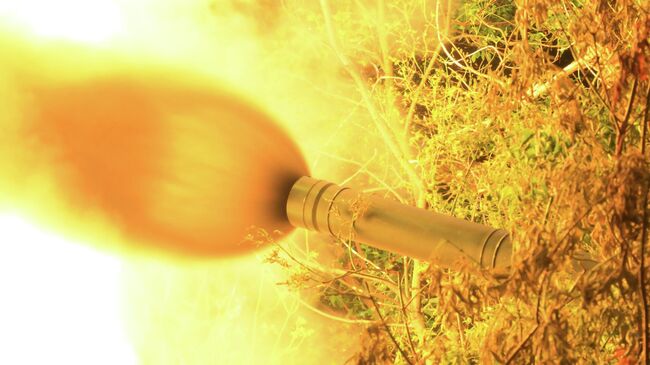 Танк Т-80БВМ стреляет по позициям ВСУ