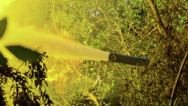 Танк Т-80БВМ стреляет по позициям ВСУ