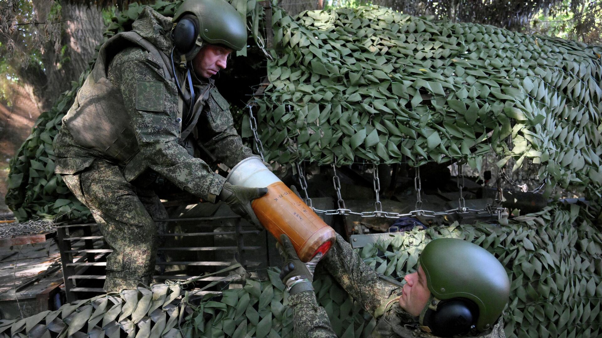 Члены экипажа танка Т-80БВМ группировки войск Центр готовят боекомплект во время выполнения боевых задач на Красноармейском направлении специальной военной операции Члены экипажа танка Т-80БВМ группировки войск Центр готовят боекомплект во время выполнения боевых задач на Красноармейском направлении специальной военной операции - РИА Новости, 1920, 20.07.2025