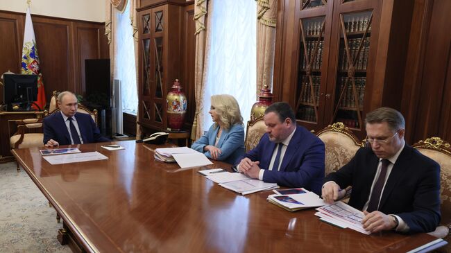 резидент РФ Владимир Путин проводит в Кремле совещание по социальным вопросам