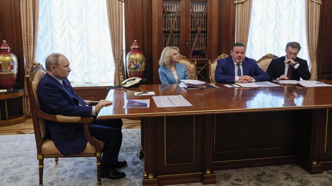 Президент РФ Владимир Путин проводит в Кремле совещание по социальным вопросам