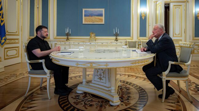 Владимир Зеленский и Кит Келлог во время встречи в Киеве