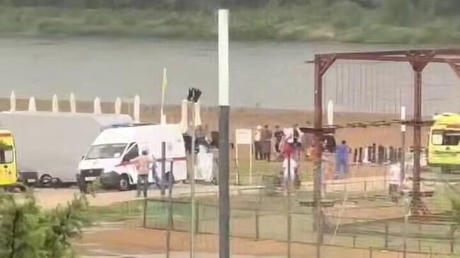 Автомобили скорой помощи на месте удара молнии на пляже в Тульской области