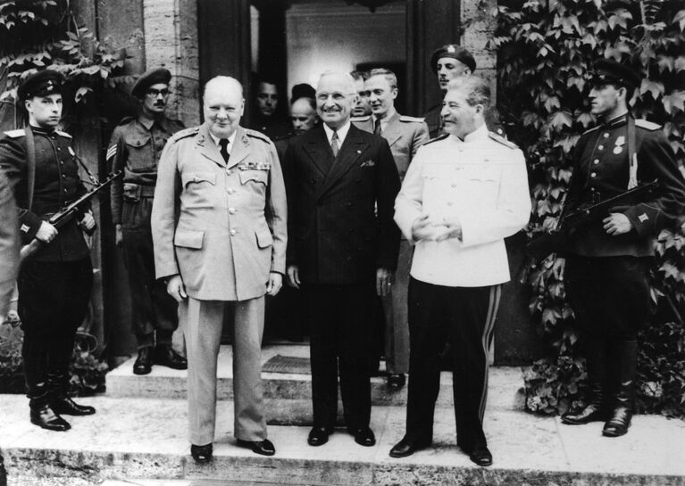 Премьер-министр Великобритании У.Черчилль, президент США Г. Трумэн, председатель Совета народных комиссаров СССР и председатель Государственного комитета Обороны СССР, Генеральный секретарь ЦК ВКП (б) И.В.Сталин у входа во дворец Цецилиенхоф 