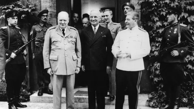 Премьер-министр Великобритании У.Черчилль, президент США Г. Трумэн, председатель Совета народных комиссаров СССР и председатель Государственного комитета Обороны СССР, Генеральный секретарь ЦК ВКП (б) И.В.Сталин у входа во дворец Цецилиенхоф Премьер-министр Великобритании У.Черчилль, президент США Г. Трумэн, председатель Совета народных комиссаров СССР и председатель Государственного комитета Обороны СССР, Генеральный секретарь ЦК ВКП (б) И.В.Сталин у входа во дворец Цецилиенхоф