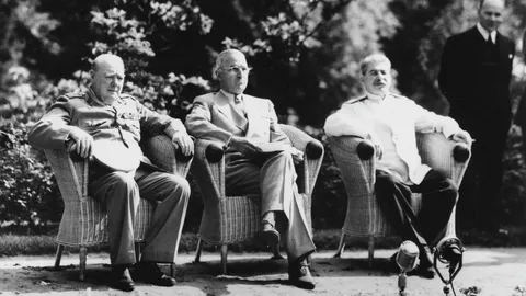 Премьер-министр Великобритании У.Черчилль, президент США Г. Трумэн, председатель Совета народных комиссаров СССР и председатель Государственного комитета Обороны СССР, Генеральный секретарь ЦК ВКП (б), И.В.Сталин в Потсдаме 