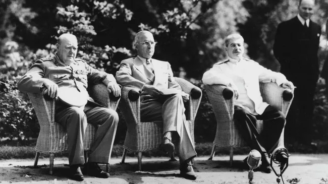 Премьер-министр Великобритании У.Черчилль, президент США Г. Трумэн, председатель Совета народных комиссаров СССР и председатель Государственного комитета Обороны СССР, Генеральный секретарь ЦК ВКП (б), И.В.Сталин в Потсдаме Премьер-министр Великобритании У.Черчилль, президент США Г. Трумэн, председатель Совета народных комиссаров СССР и председатель Государственного комитета Обороны СССР, Генеральный секретарь ЦК ВКП (б), И.В.Сталин в Потсдаме
