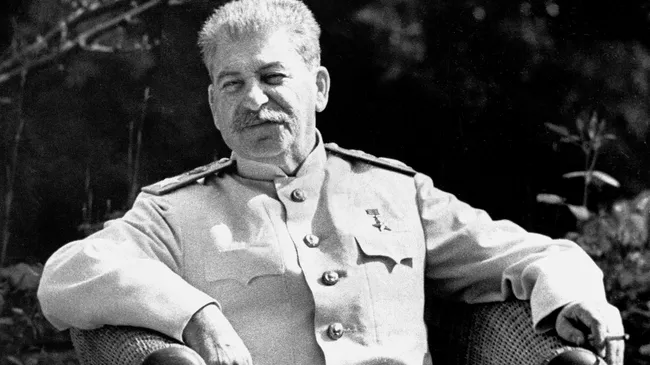 Председатель Совета народных комиссаров СССР и председатель Государственного комитета Обороны СССР, Генеральный секретарь ЦК ВКП (б) Иосиф Сталин в Потсдаме Председатель Совета народных комиссаров СССР и председатель Государственного комитета Обороны СССР, Генеральный секретарь ЦК ВКП (б) Иосиф Сталин в Потсдаме