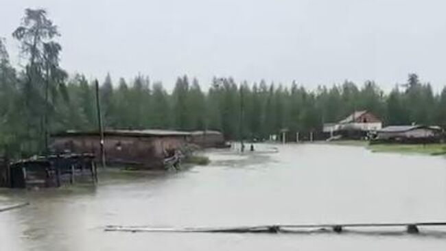 Река Индигирка после обильных осадков вышла из берегов в Якутии