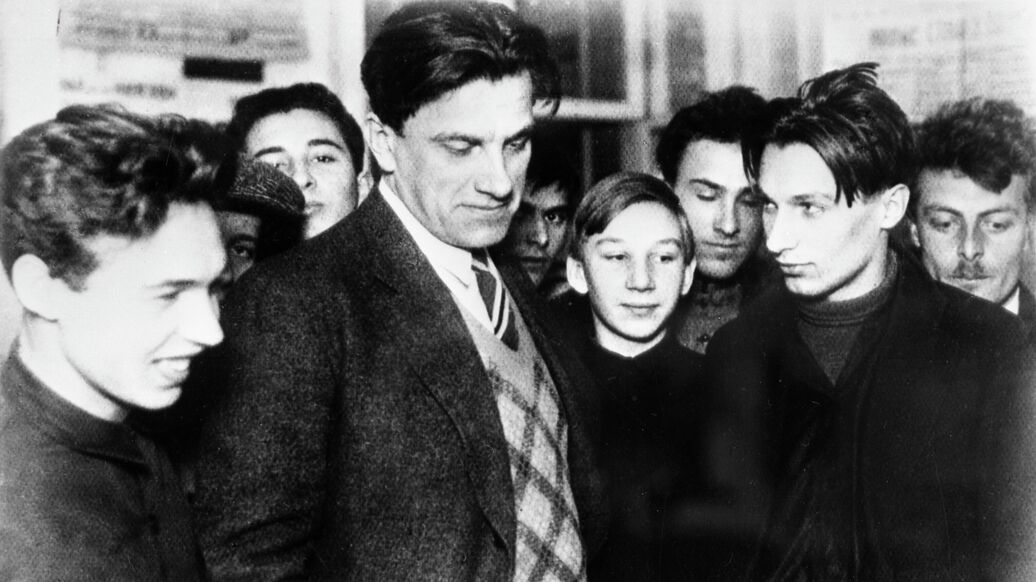 "Громкий голос Маяковского". Что вы знаете о поэте?