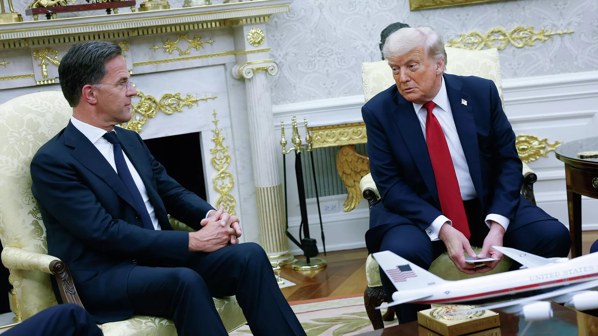 Марк Рютте и Дональд Трамп во время встречи. 14 июля 2025 - РИА Новости, 1920, 14.07.2025