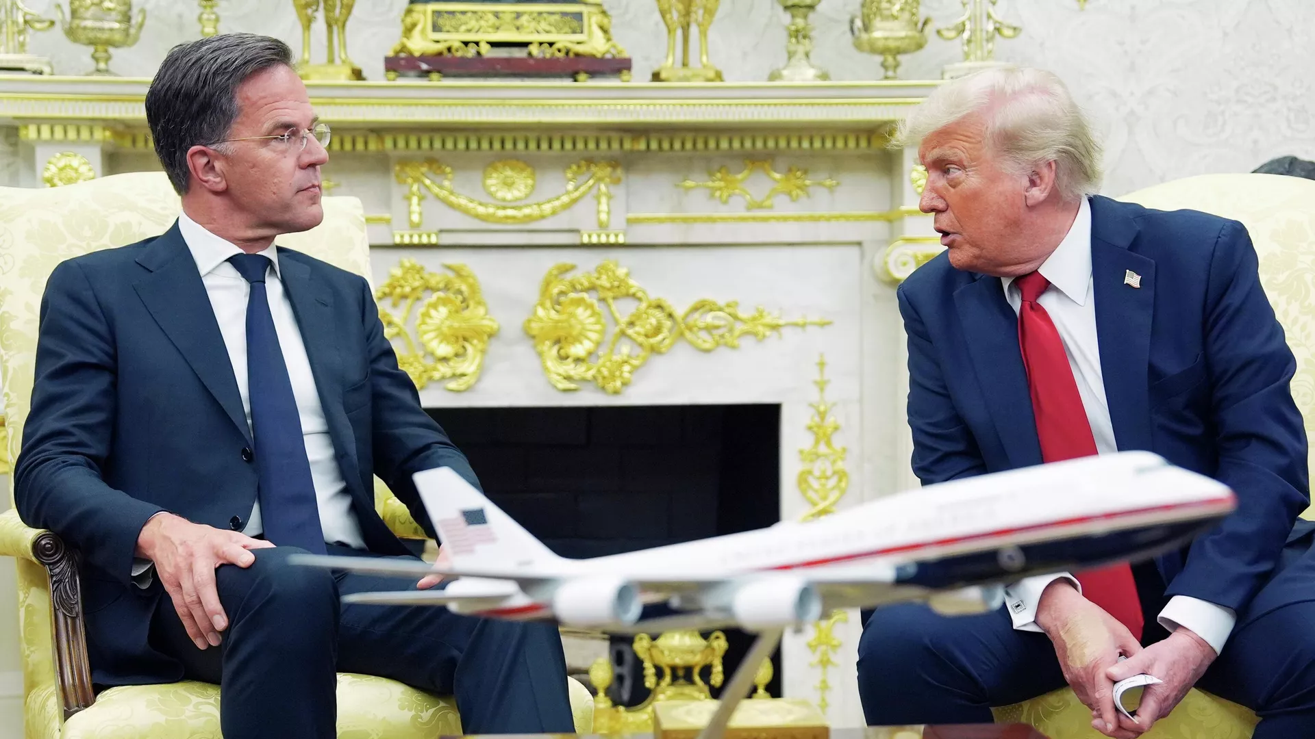 Марк Рютте и Дональд Трамп во время встречи. 14 июля 2025 - РИА Новости, 1920, 14.07.2025