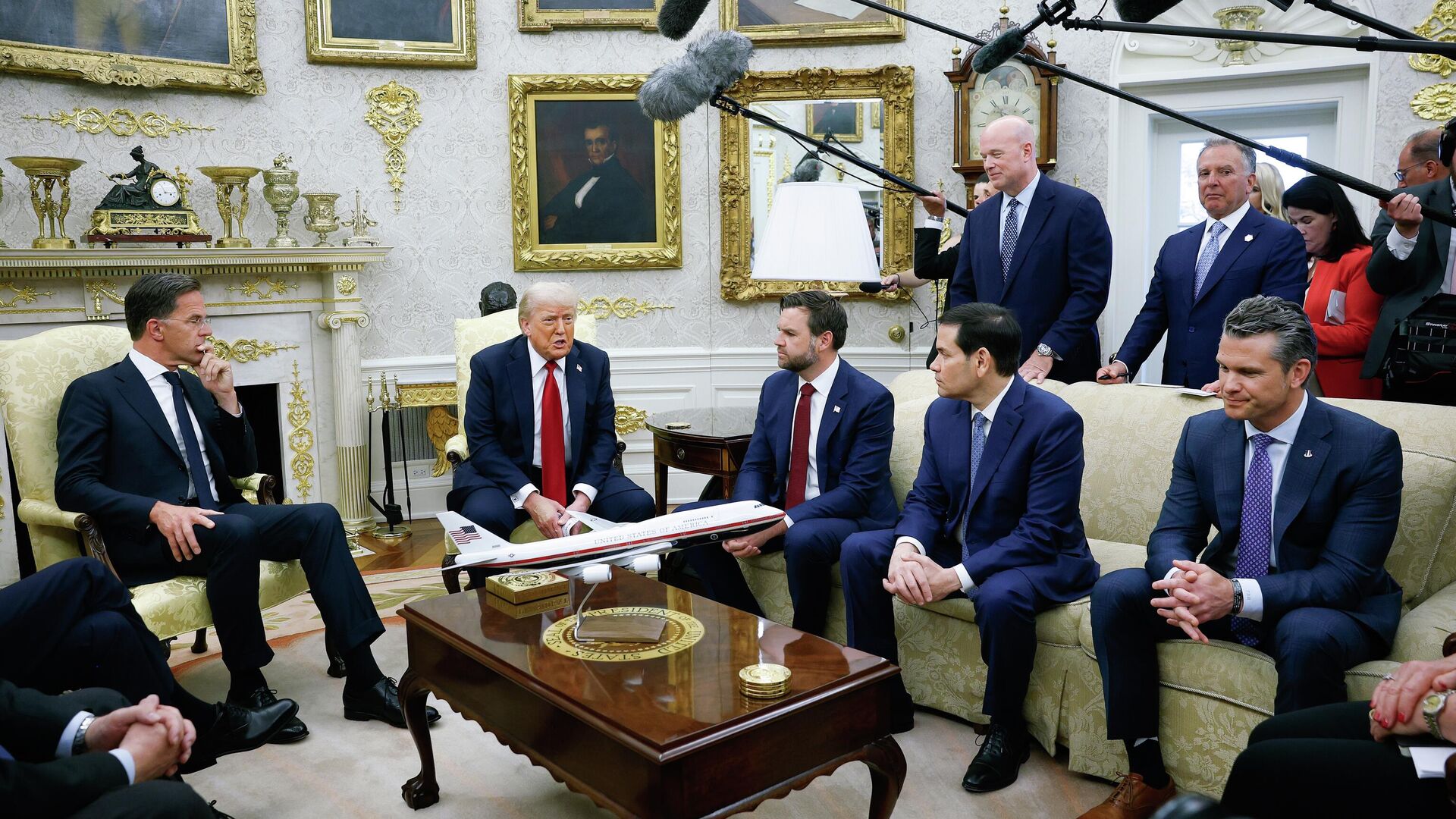 Дональд Трамп во время встречи с Марком Рютте в Вашингтоне Дональд Трамп во время встречи с Марком Рютте в Вашингтоне - РИА Новости, 1920, 14.07.2025