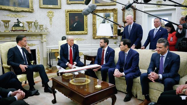 Дональд Трамп во время встречи с Марком Рютте в Вашингтоне