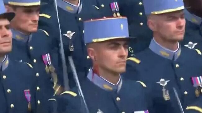 Курсант общевойскового военного училища, участвовавший в военном параде в Париже по случаю Дня взятия Бастилии, порезал себе ухо саблей