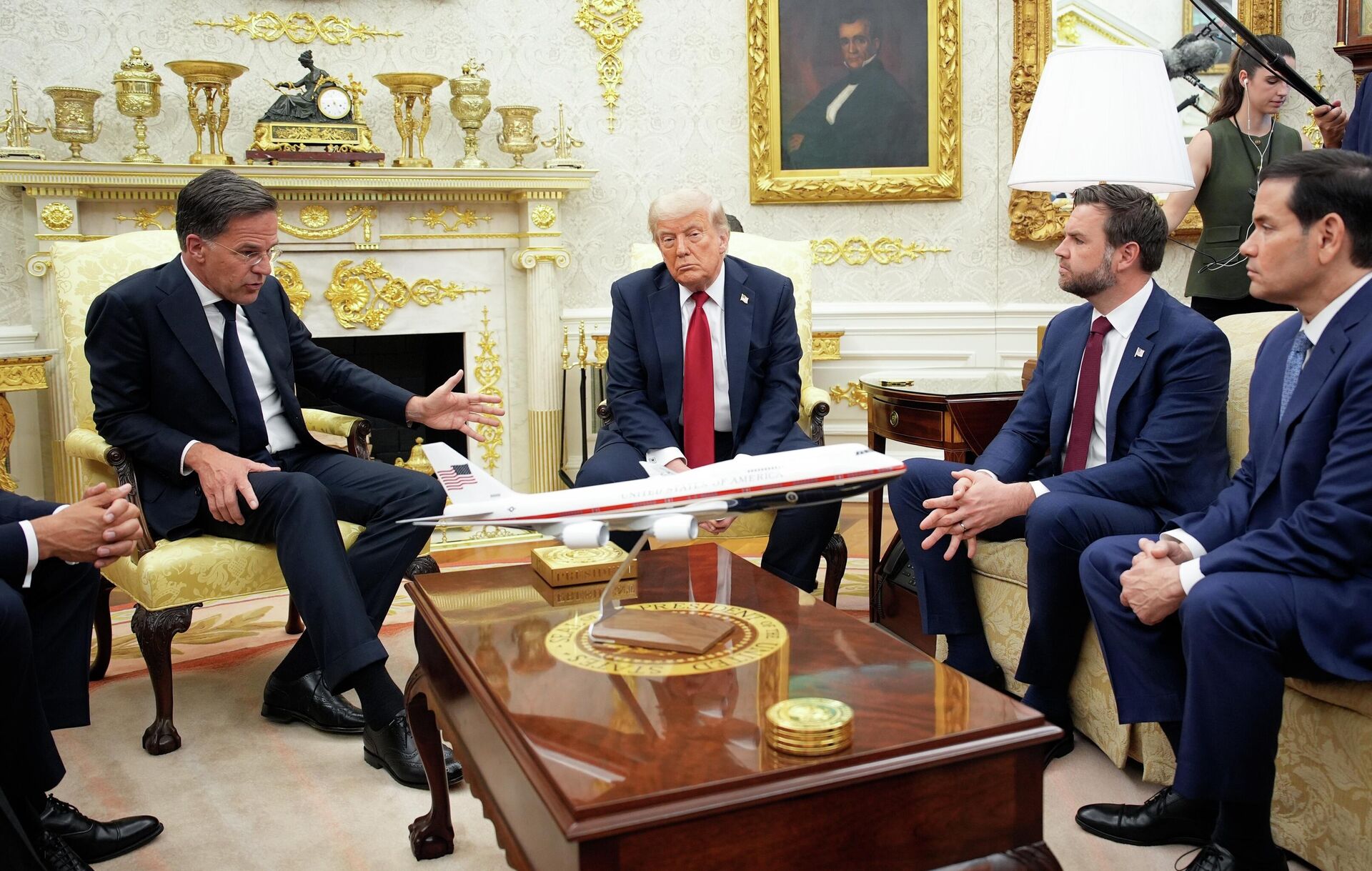 Президент США Дональд Трамп и генеральный секретарь НАТО Марк Рютте во время встречи в Вашингтоне Президент США Дональд Трамп и генеральный секретарь НАТО Марк Рютте во время встречи в Вашингтоне - РИА Новости, 1920, 15.07.2025