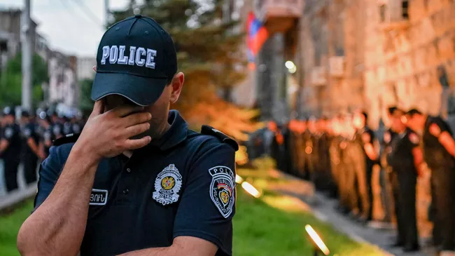 Сотрудник полиции во время акции в Ереване в поддержку арестованного владельца компании Ташир Групп Самвела Карапетяна
