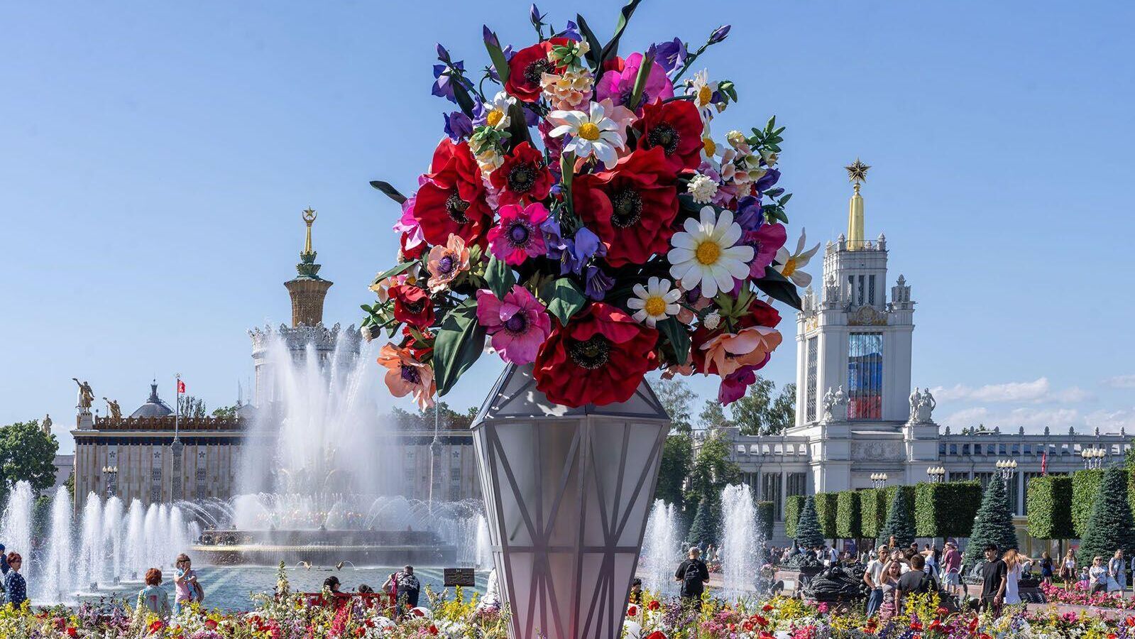 Арт-объект Главный букет страны на Главной аллее ВДНХ в Москве Арт-объект Главный букет страны на Главной аллее ВДНХ в Москве - РИА Новости, 1920, 15.07.2025