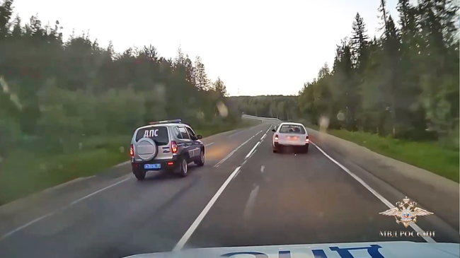 Кадр видео преследования угнанного автомобиля в Иркутской области
