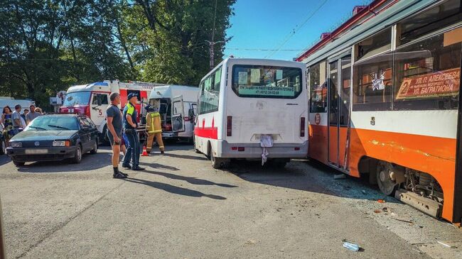 Место столкновения маршрутного такси и трамвая в Смоленске